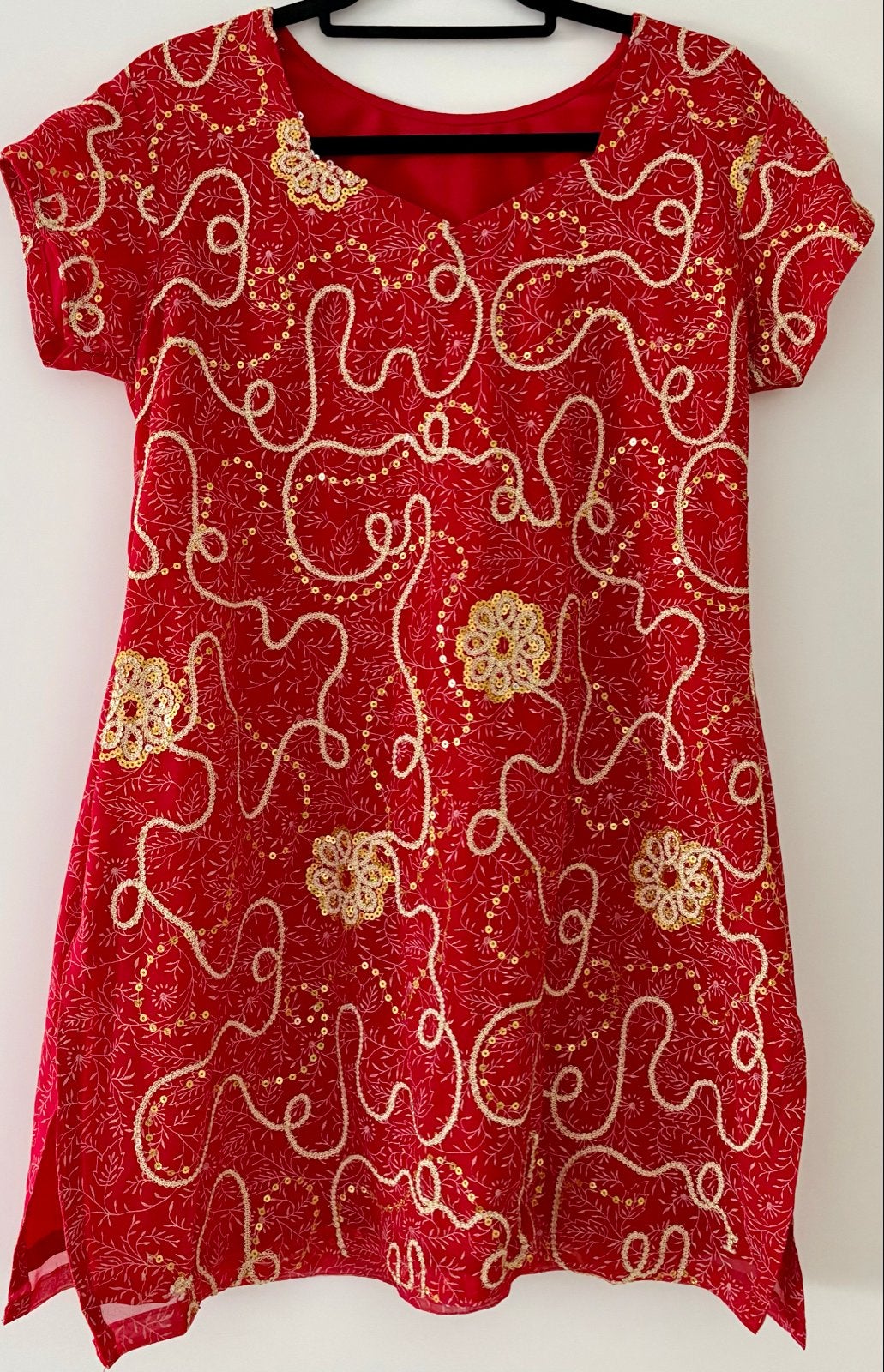 Rode Indiase jurk met gouden borduursels en pailletten, Verzenden, Maat 42/44 (L), Gedragen, Boven de knie