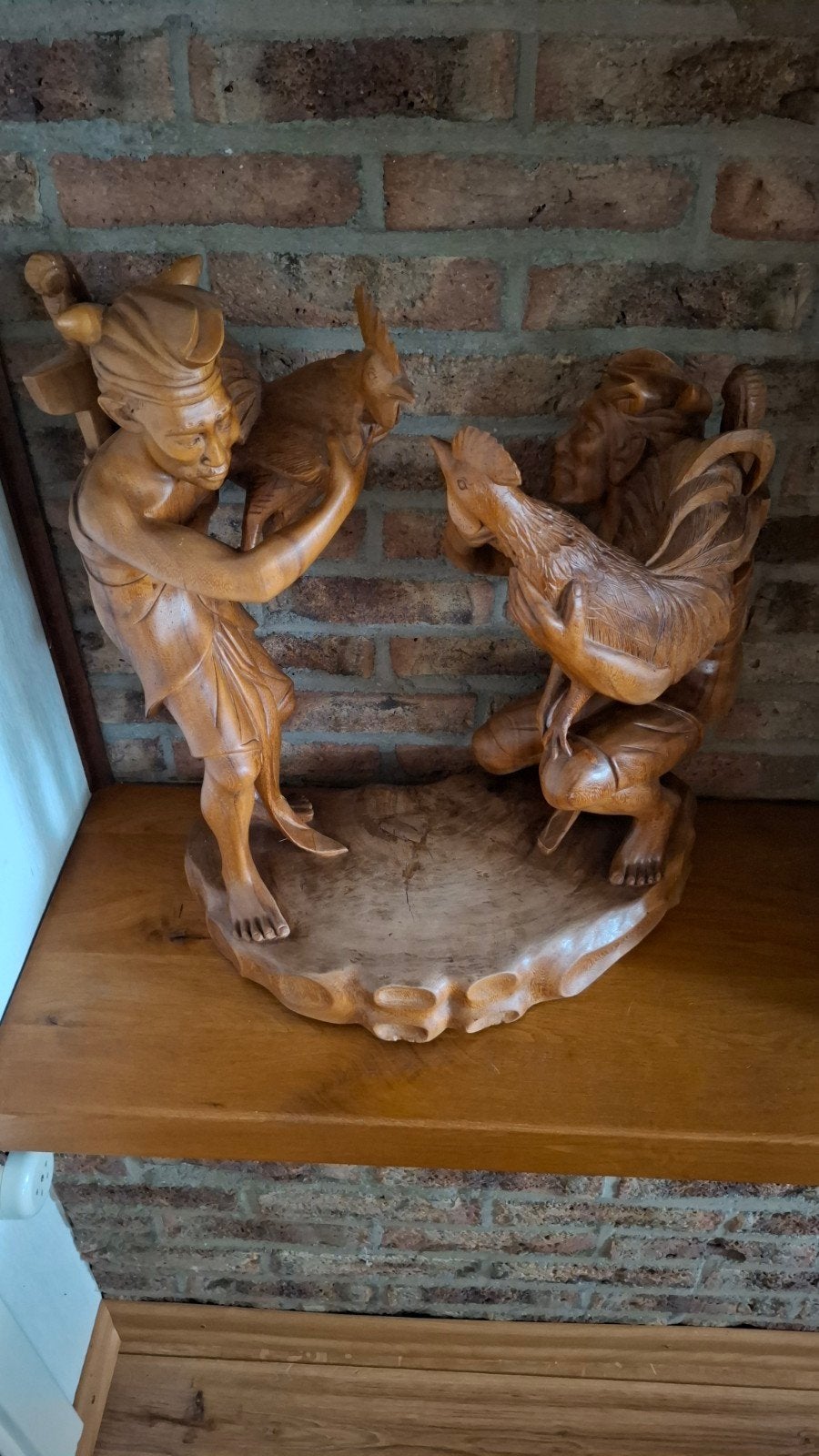 Handgesneden Balinees houten beeld: Mannen met hanen, Antiek en Kunst, Ophalen