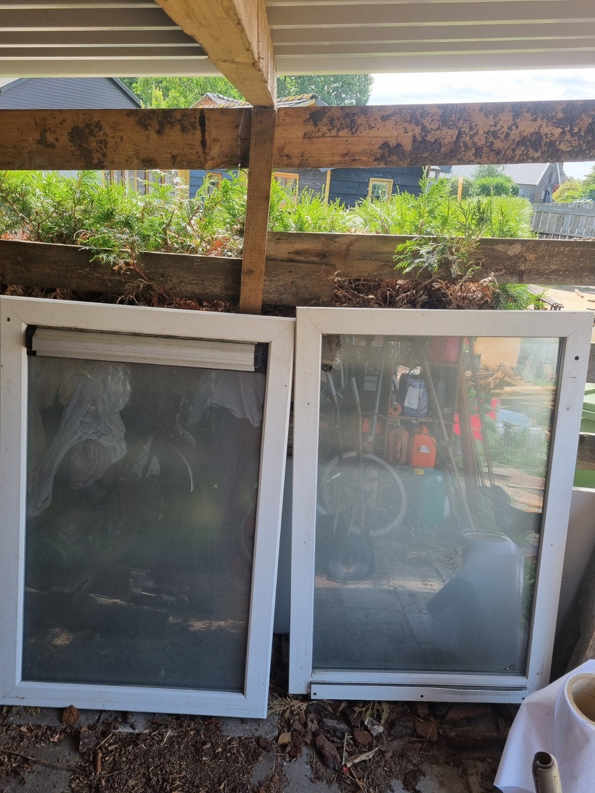 Te koop 2 kunstof kozijnen, Doe-het-zelf en Verbouw, Glas en Ramen, Ophalen, Gevelraam of Ruit, Gebruikt, 80 tot 120 cm