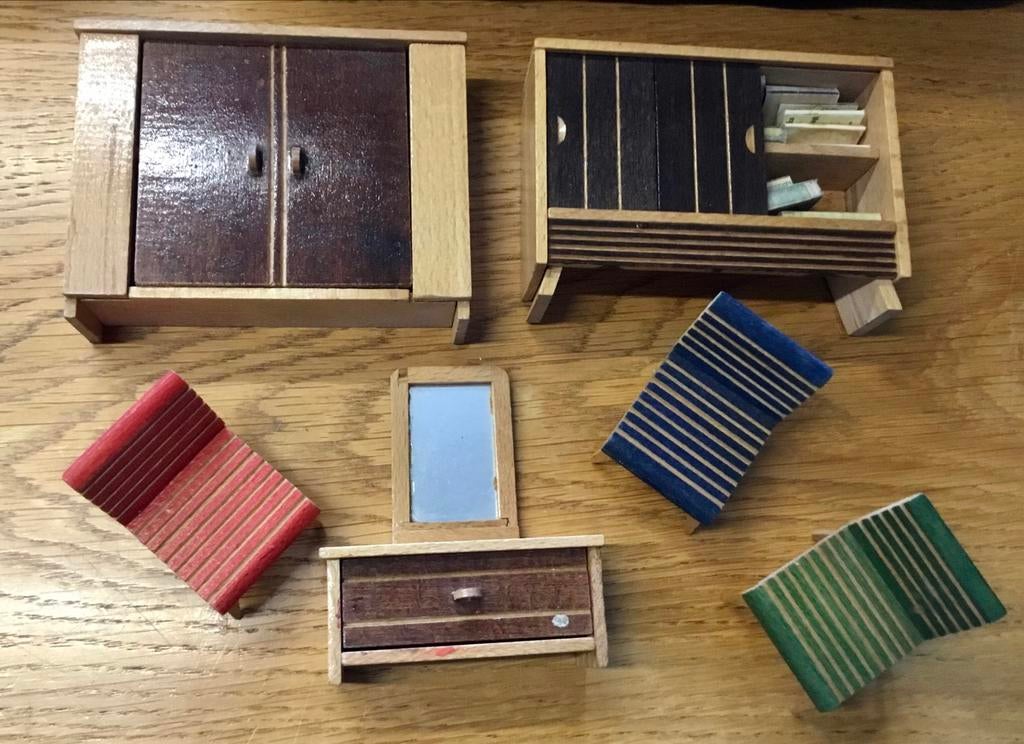 Vintage poppenhuis meubeltjes set - kastjes, dressoir, stoel, Kinderen en Baby's, Speelgoed | Poppenhuizen, Ophalen of Verzenden