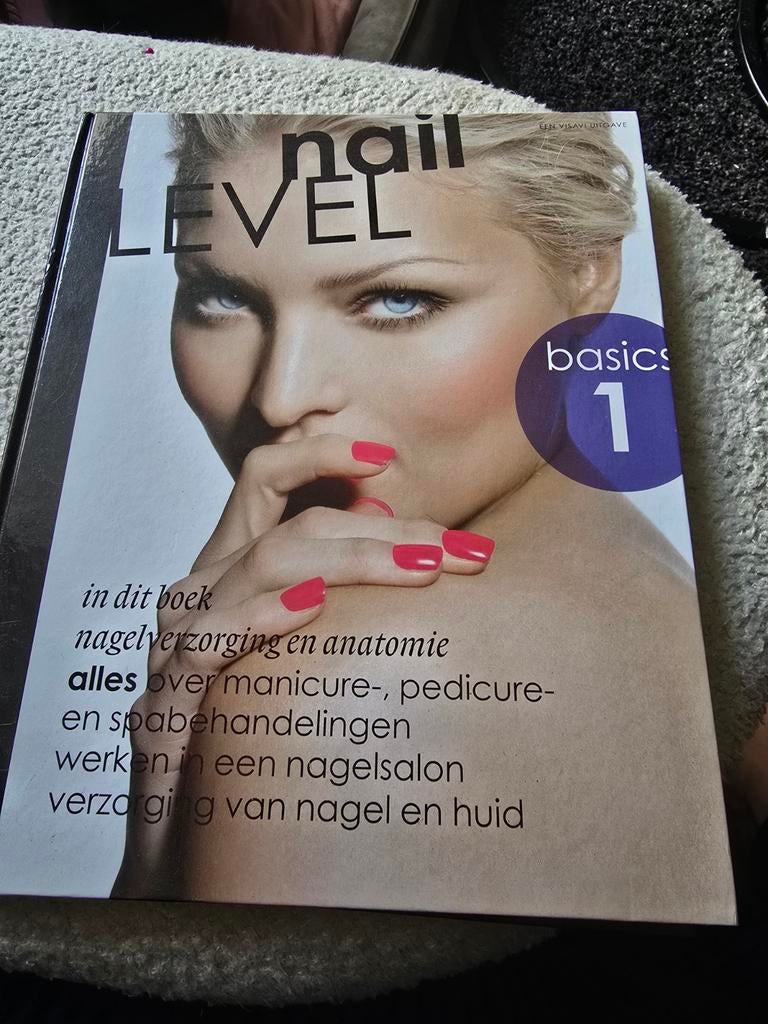 Nail Level Basics 1 & 2 - Nagelverzorging & Styling, Ophalen of Verzenden, Zo goed als nieuw, MBO, Visavi