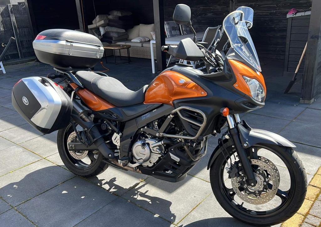 Suzuki DL 650 V-Strom uit 2012 met complete uitrusting, Motoren, Motoren | Suzuki, Handvatverwarming, 2 cilinders, Motorrijbewijs A