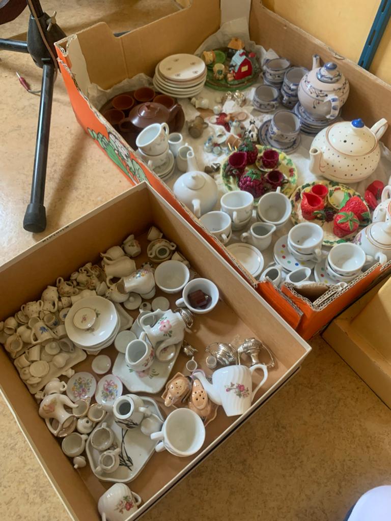 Grote collectie poppenhuis- en kinderserviesgoed, Ophalen
