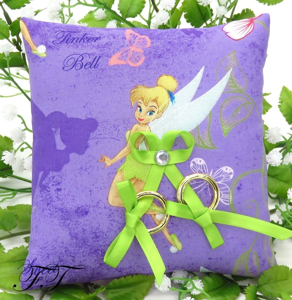 Zeer mooie Disney Tinkerbel trouwring kussen met groene lint, Hobby en Vrije tijd, Feestartikelen, Ophalen of Verzenden, Nieuw