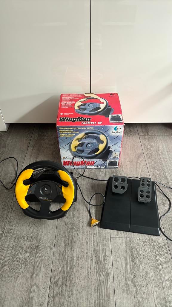 Logitech racestuur Wingman Formula GP + padalen, Spelcomputers en Games, 1 speler, Racen en Vliegen, Ophalen of Verzenden, Zo goed als nieuw
