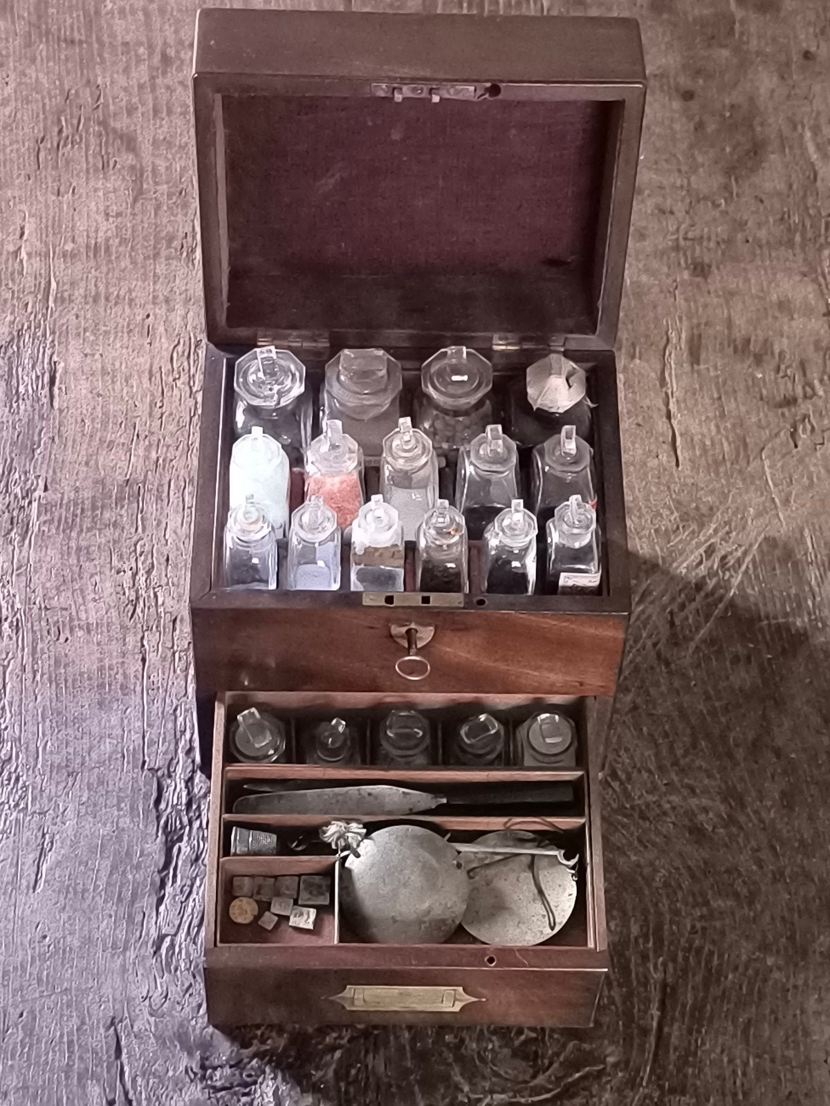Antiek apothekerskist met inhoud 19e eeuw, Verzenden