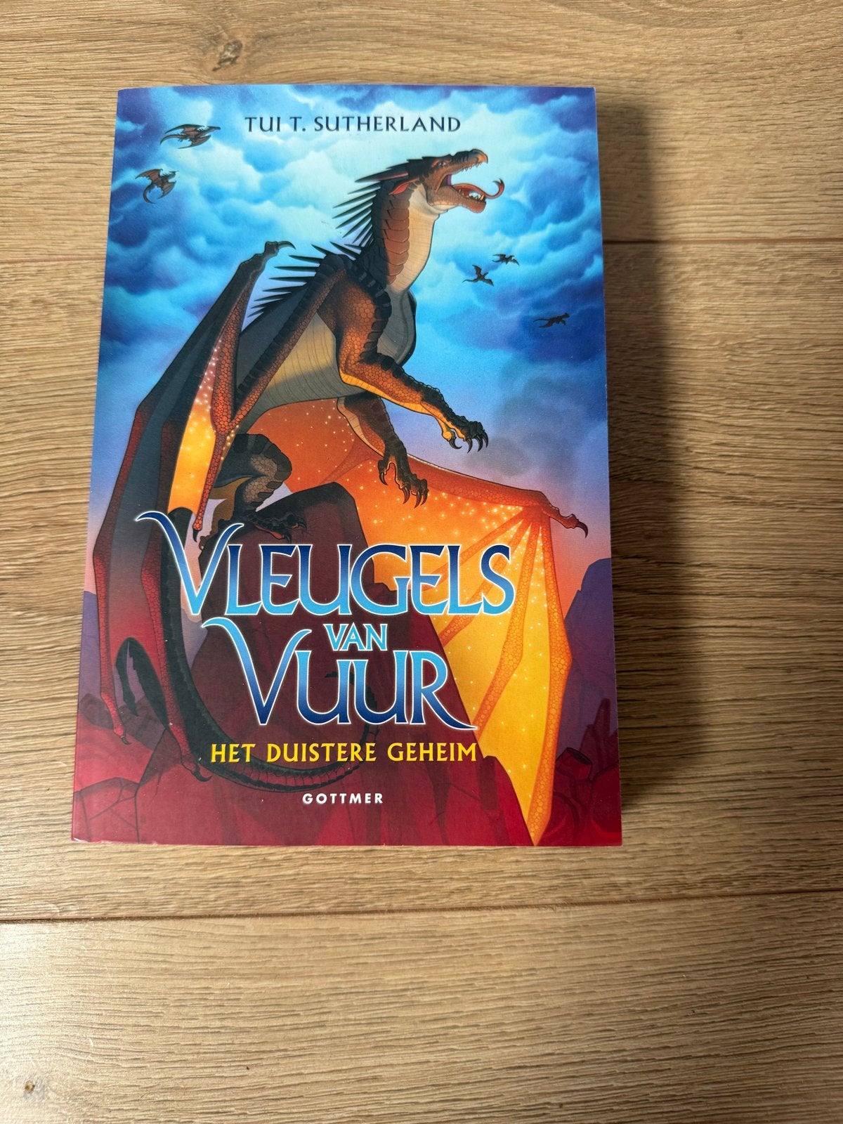 Vleugels van Vuur: Het Duistere Geheim - Tui T. Sutherland, Ophalen of Verzenden, Zo goed als nieuw