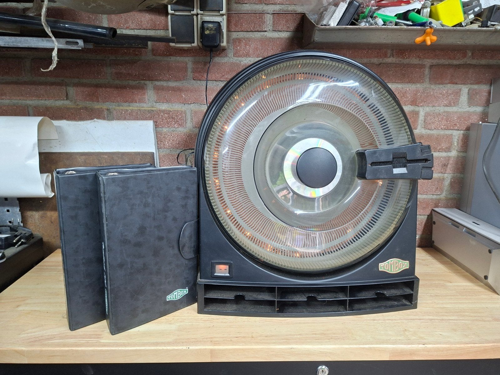 Tombox, Ophalen