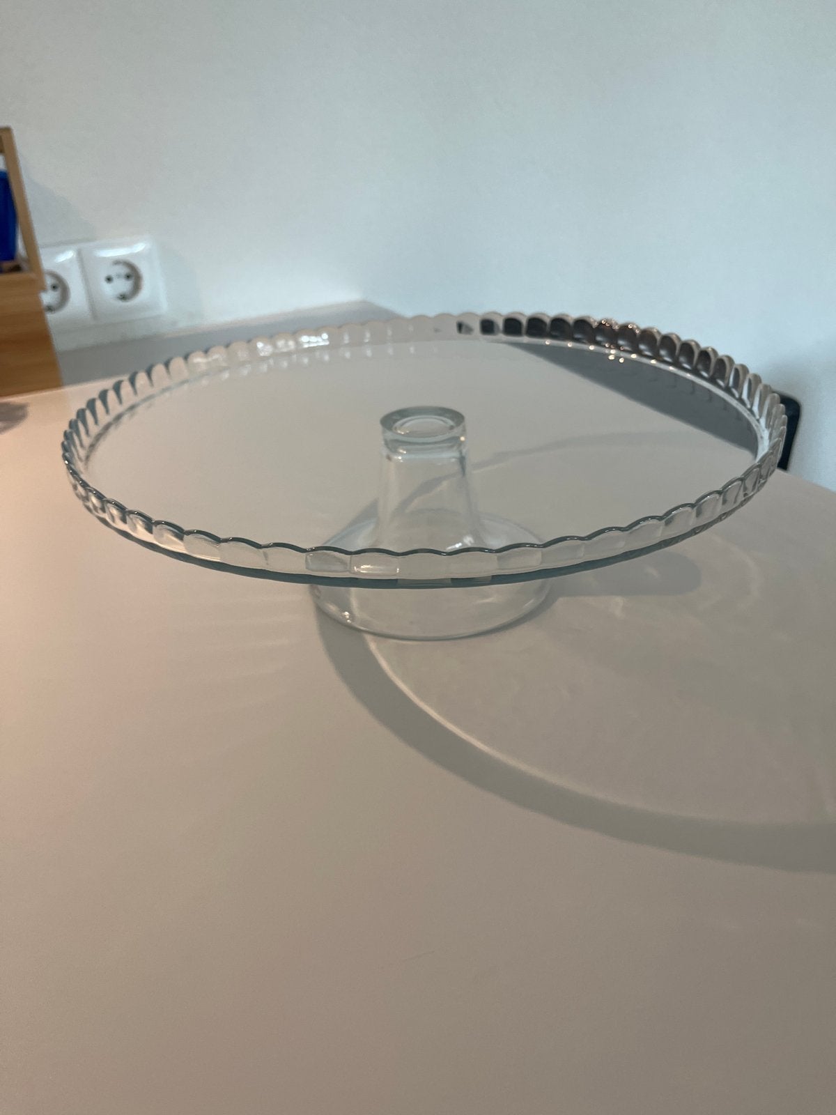 Glazen taartplateau met geschulpte rand, Ophalen, Zo goed als nieuw, Modern, Wit