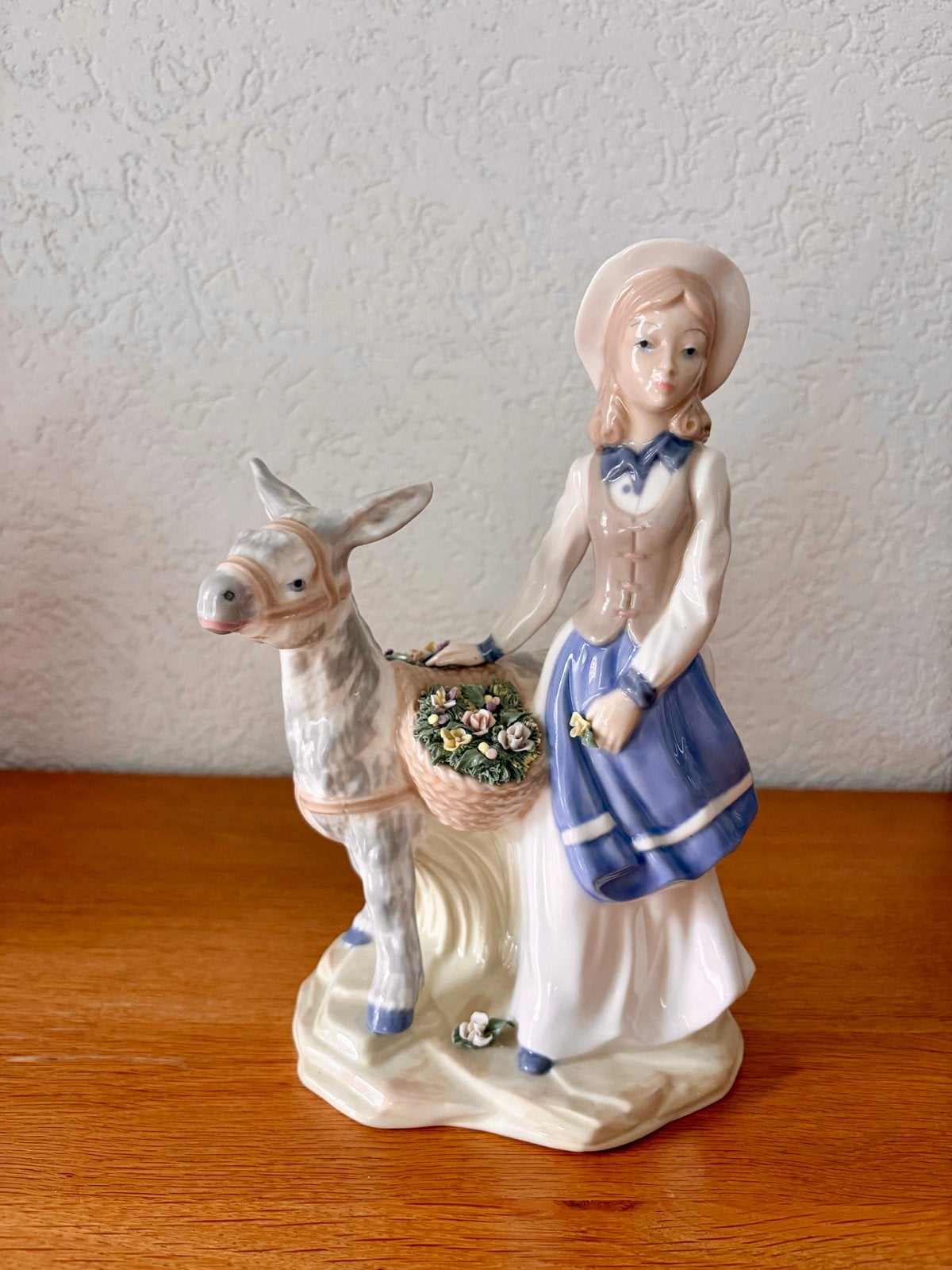 Vintage Mediflor Valencia Porseleinen Beeldje Vrouw met Ezel, Ophalen of Verzenden, Gebruikt, Mens