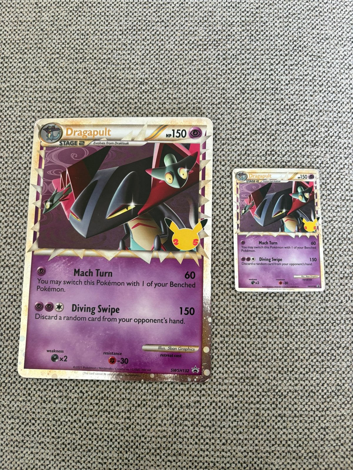 Grote pokemon kaart plus kleine Dragapult, Ophalen, Zo goed als nieuw