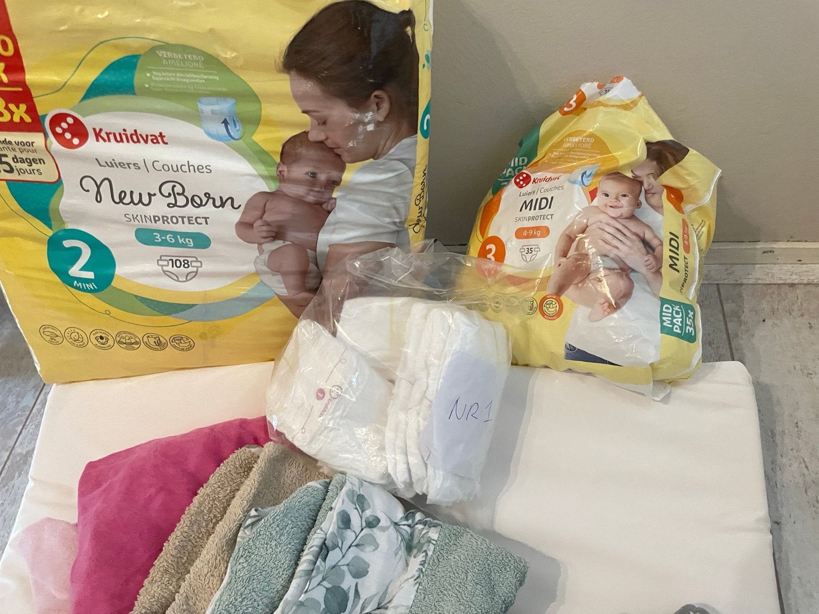 Complete babyuitzet: Box, aankleedkussen, luiers en meer, Ophalen, Gebruikt