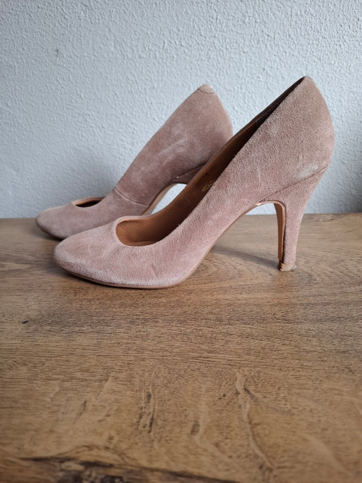 Beige suède pumps - Maat 36, Pumps, Beige, Ophalen of Verzenden, Zo goed als nieuw