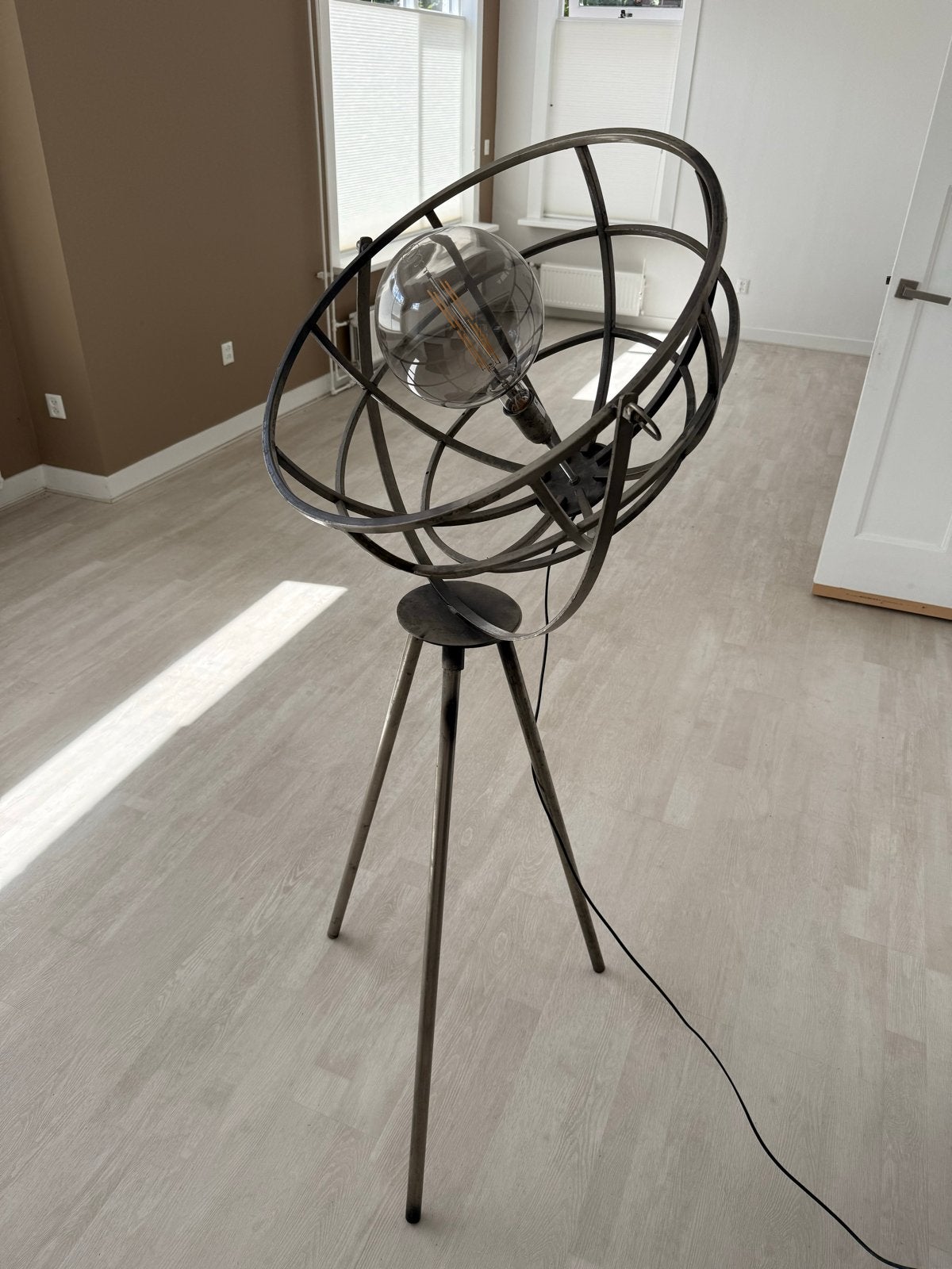 Industriële Vloerlamp met Globe Design, Huis en Inrichting, Ophalen, 100 tot 150 cm, E27 (groot), Zo goed als nieuw