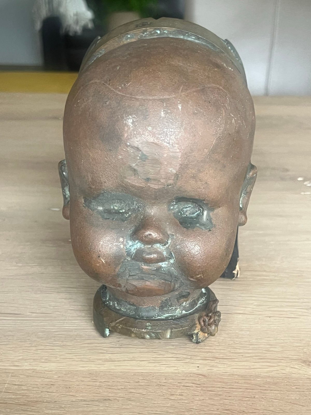 Bronzen mal van kinderkopje - waarschijnlijk poppenkop, Verzamelen, Ophalen of Verzenden, Gebruikt, Overige typen