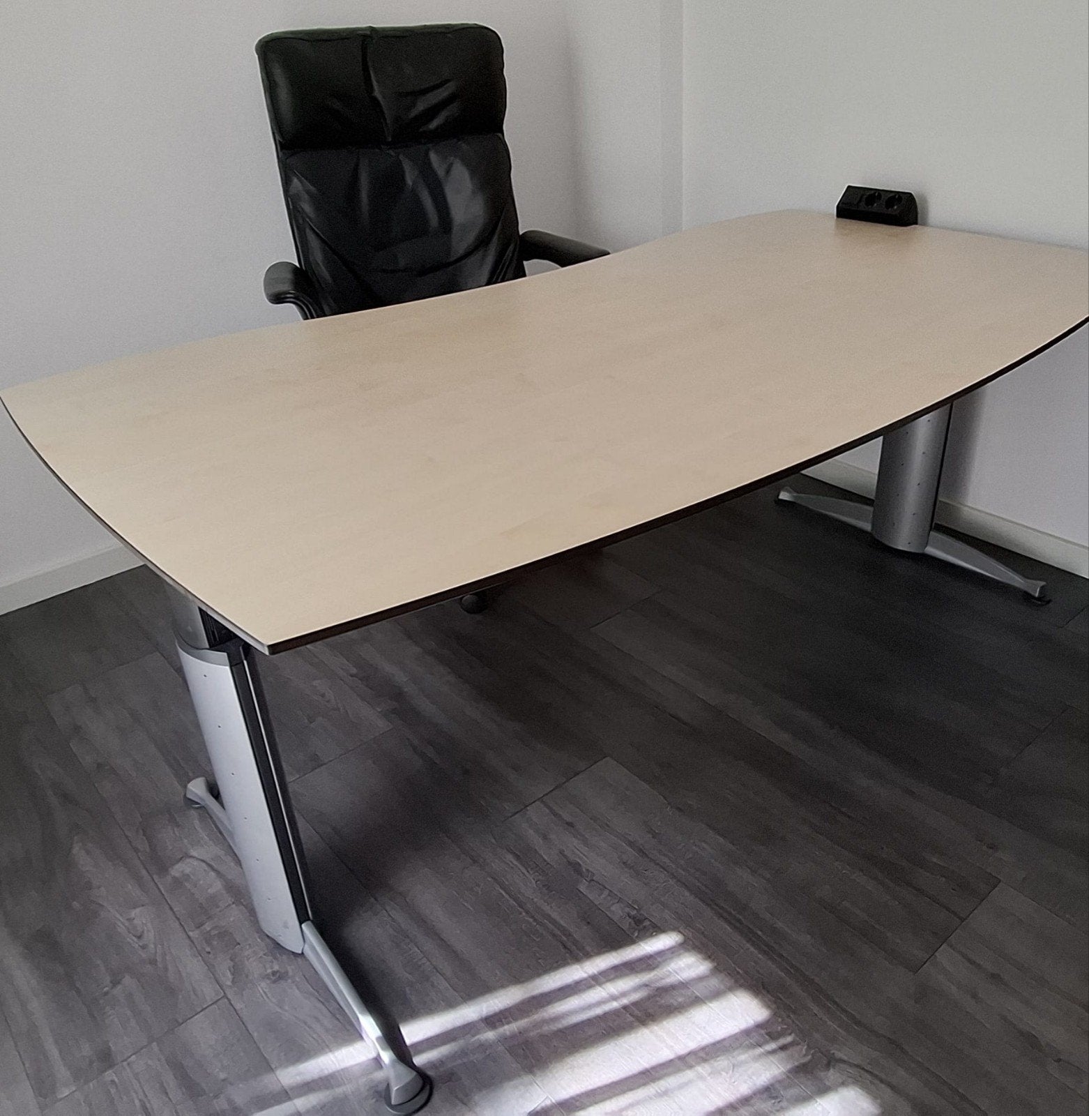 Stevig ahorn kleurig bureau, Ophalen, Zit-sta bureau, Spaanplaat of MDF, 184 cm