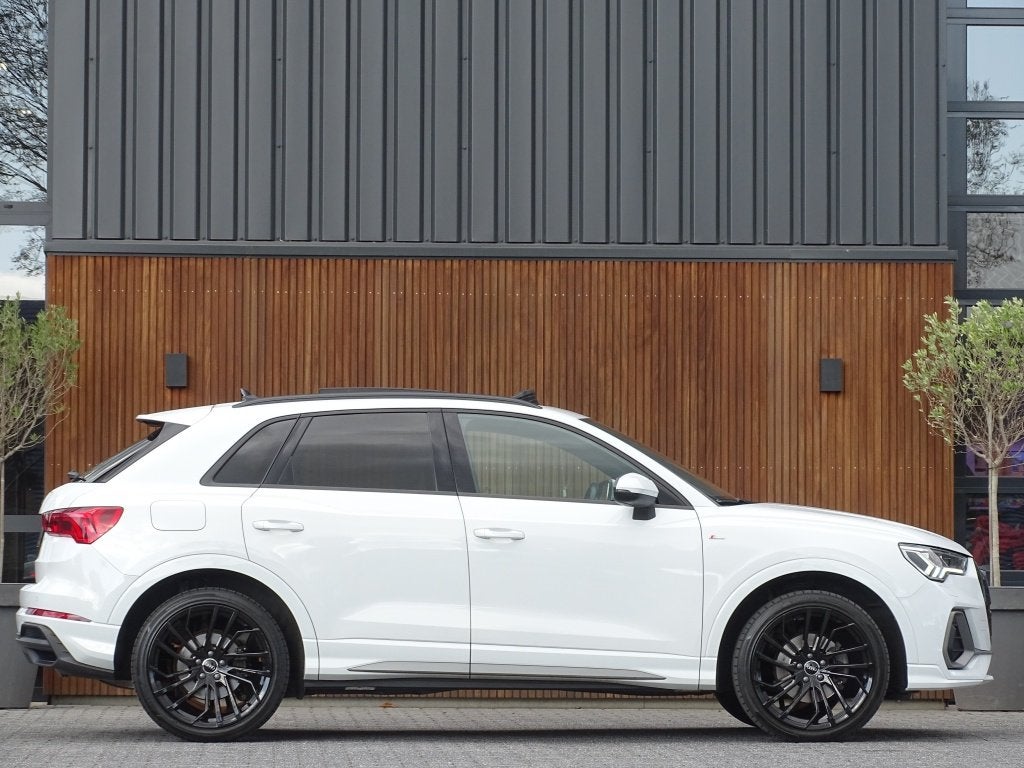 Audi Q3 35 TFSI 150pk/ S-line / 20"/ Matrix / Panorama dak, Automaat, Automatische klimaatregeling, Stof, 4 cilinders