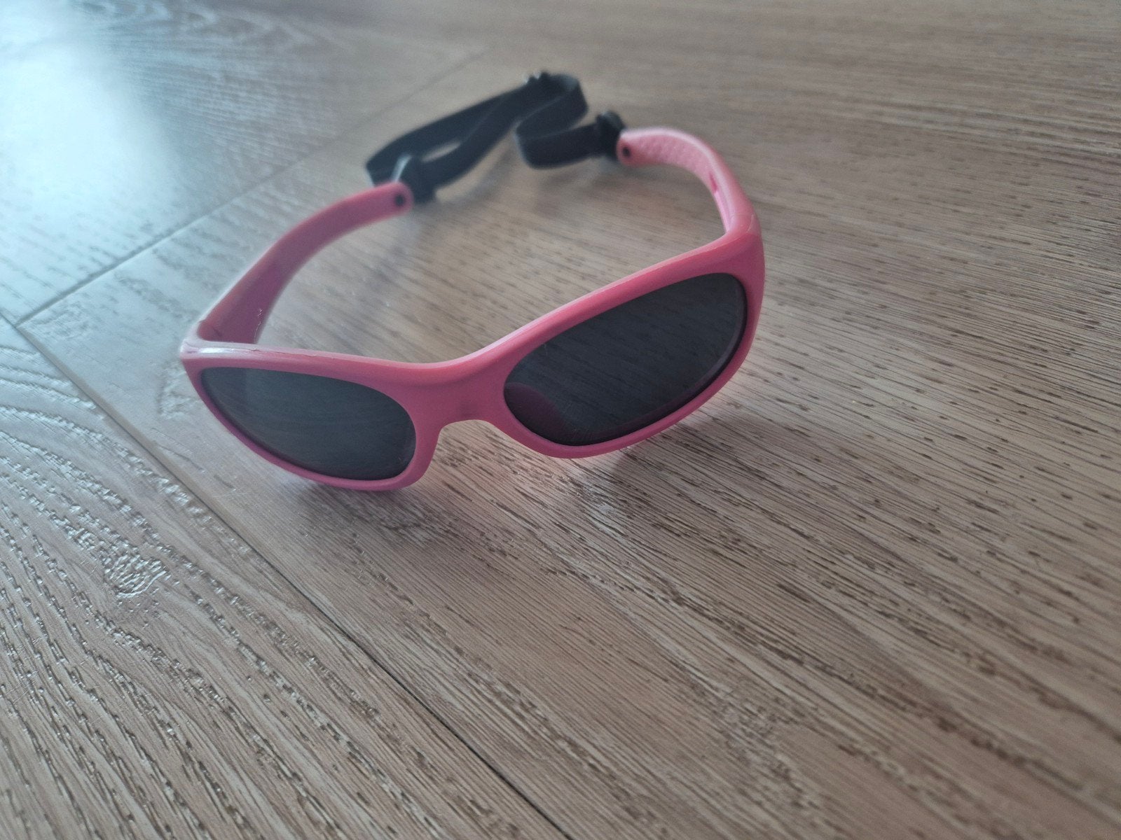 Zonnebril baby peuter roze

Komt uit een rook en diervrij hu, Ophalen of Verzenden