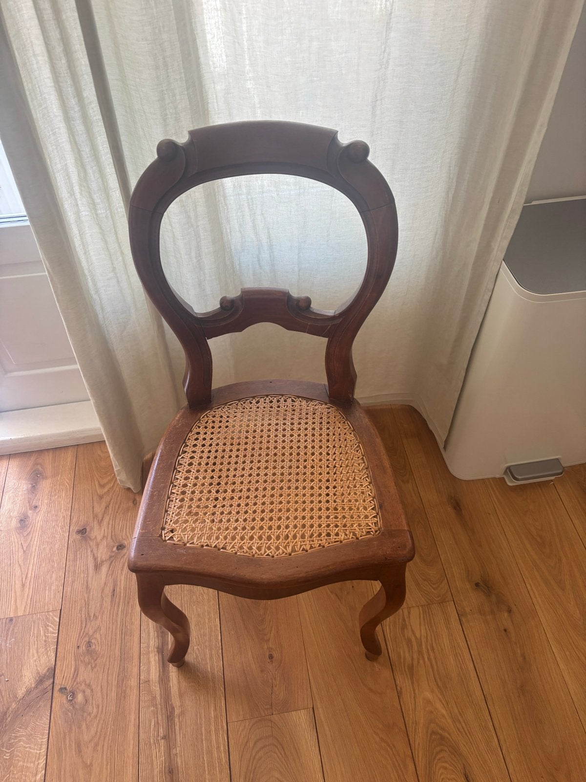 Antieke houten stoel met rieten zitting, Ophalen