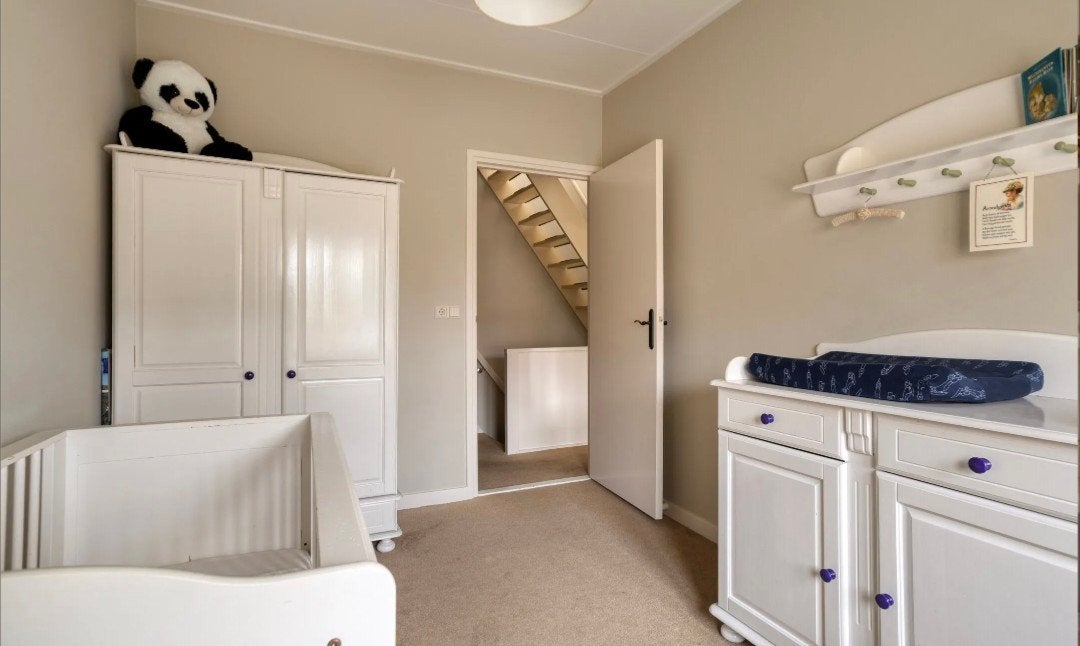 Babykamer: ledikant, kast, commode met plankje erboven, Kinderen en Baby's, Kinderkamer | Complete kinderkamers, Ophalen, Gebruikt