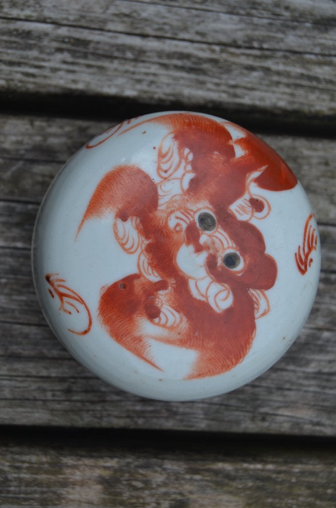 Chinees porseleinen dekseldoosje met red iron dec. Foo Dog, Antiek en Kunst, Oranje, Doos, Overige materialen, Ophalen of Verzenden
