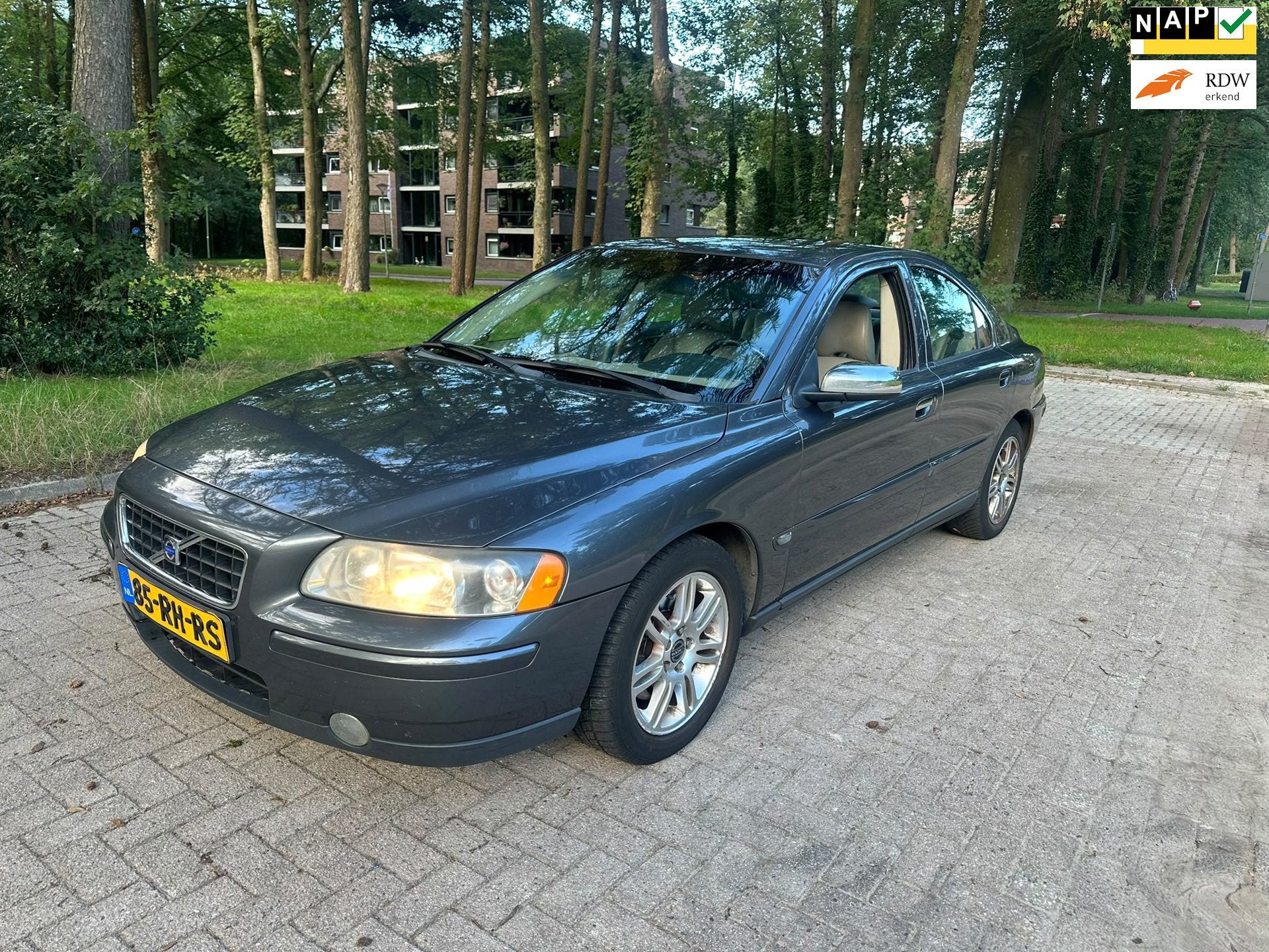 Volvo S60 2.0T 5 cilinder turbo automaat 2005, Auto's, Gebruikt, Beige, 1984 cc, S60