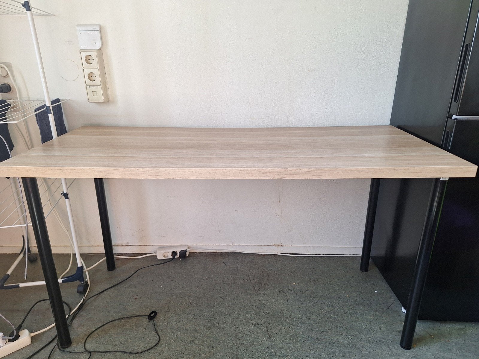 Wooden table with metal legs, Gebruikt, 50 tot 100 cm, Rechthoekig, Drie personen