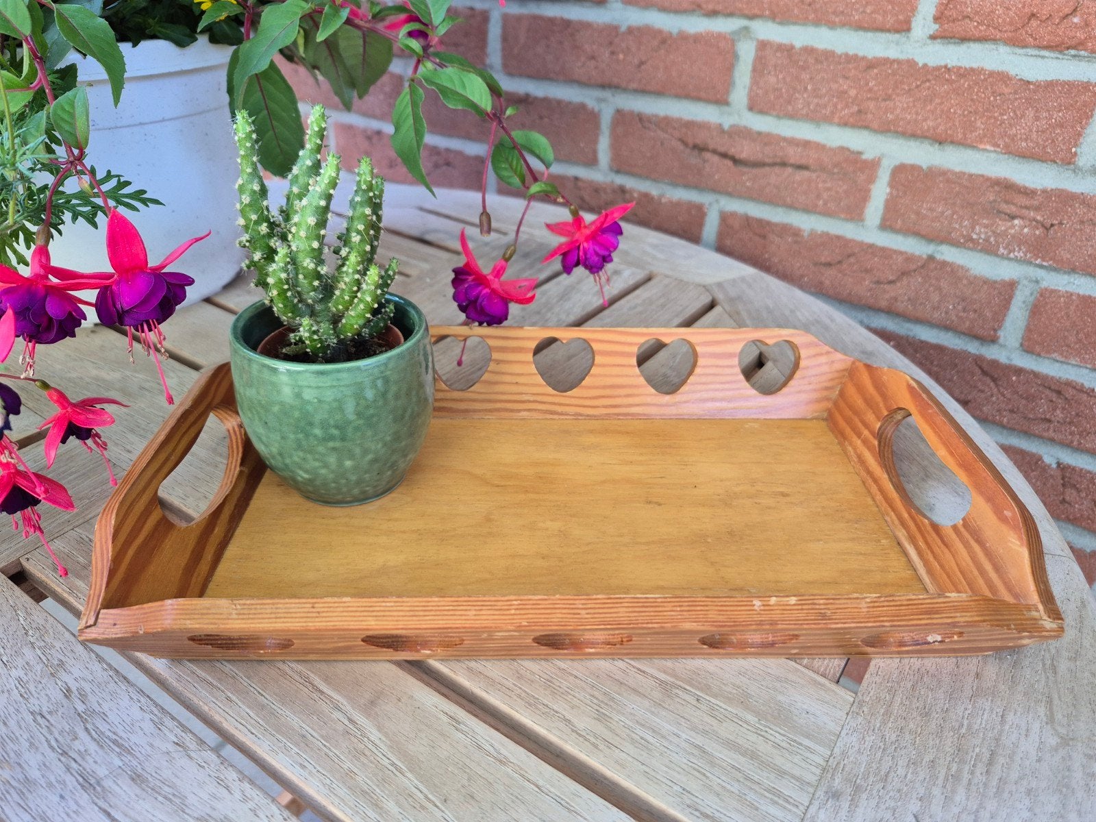 Leuk vintage houten dienblaadje met hartjes,  Scandinavisch, Ophalen of Verzenden, Gebruikt, Rechthoekig, Hout