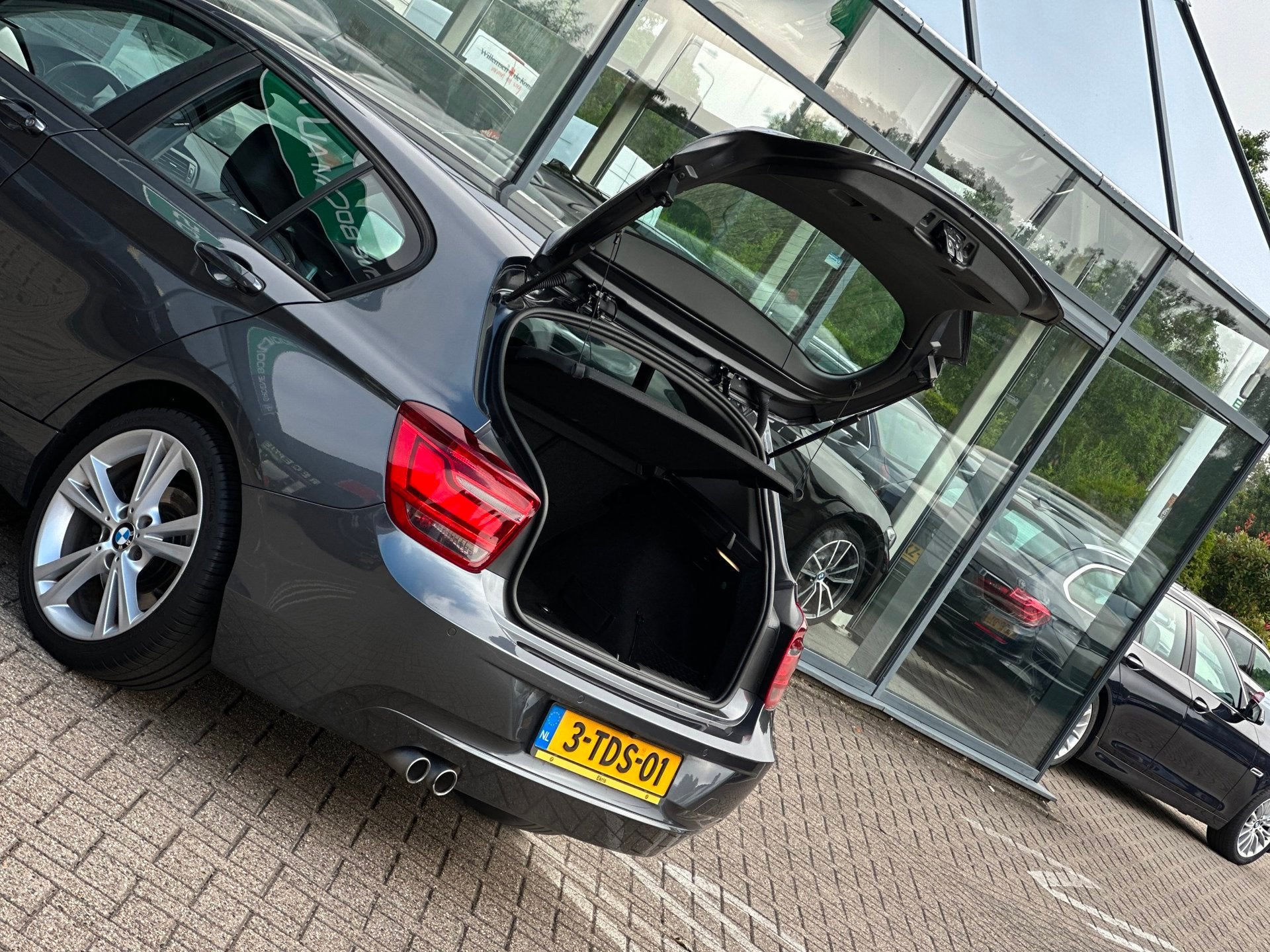BMW 1-serie 125i High Executive/1STE EIG/218-PK/CAMERA/NAVI/, Auto's, Dealer onderhouden, Gebruikt, Zilver of Grijs, 16 km/l