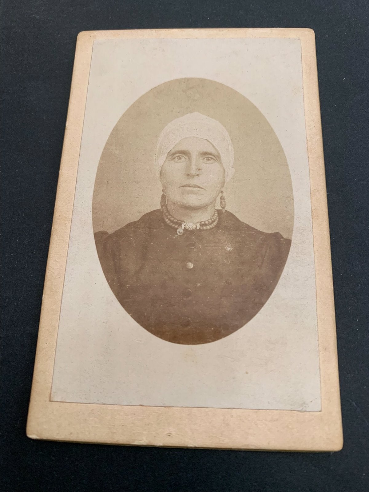 cdv carte de visite klederdracht Medemblik P Knijn Muts, Verzamelen, Verzenden, Foto, Klederdracht, Zo goed als nieuw