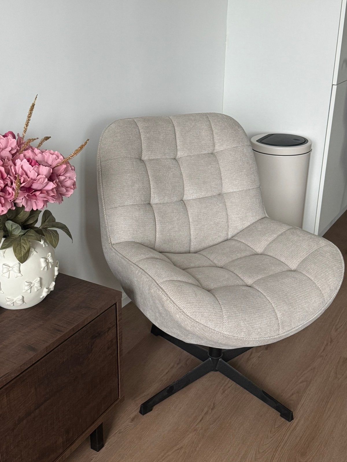 Draaifauteuil Morley - beige stof met zwarte draaivoet, Huis en Inrichting, Ophalen, 75 tot 100 cm, Zo goed als nieuw, 50 tot 75 cm