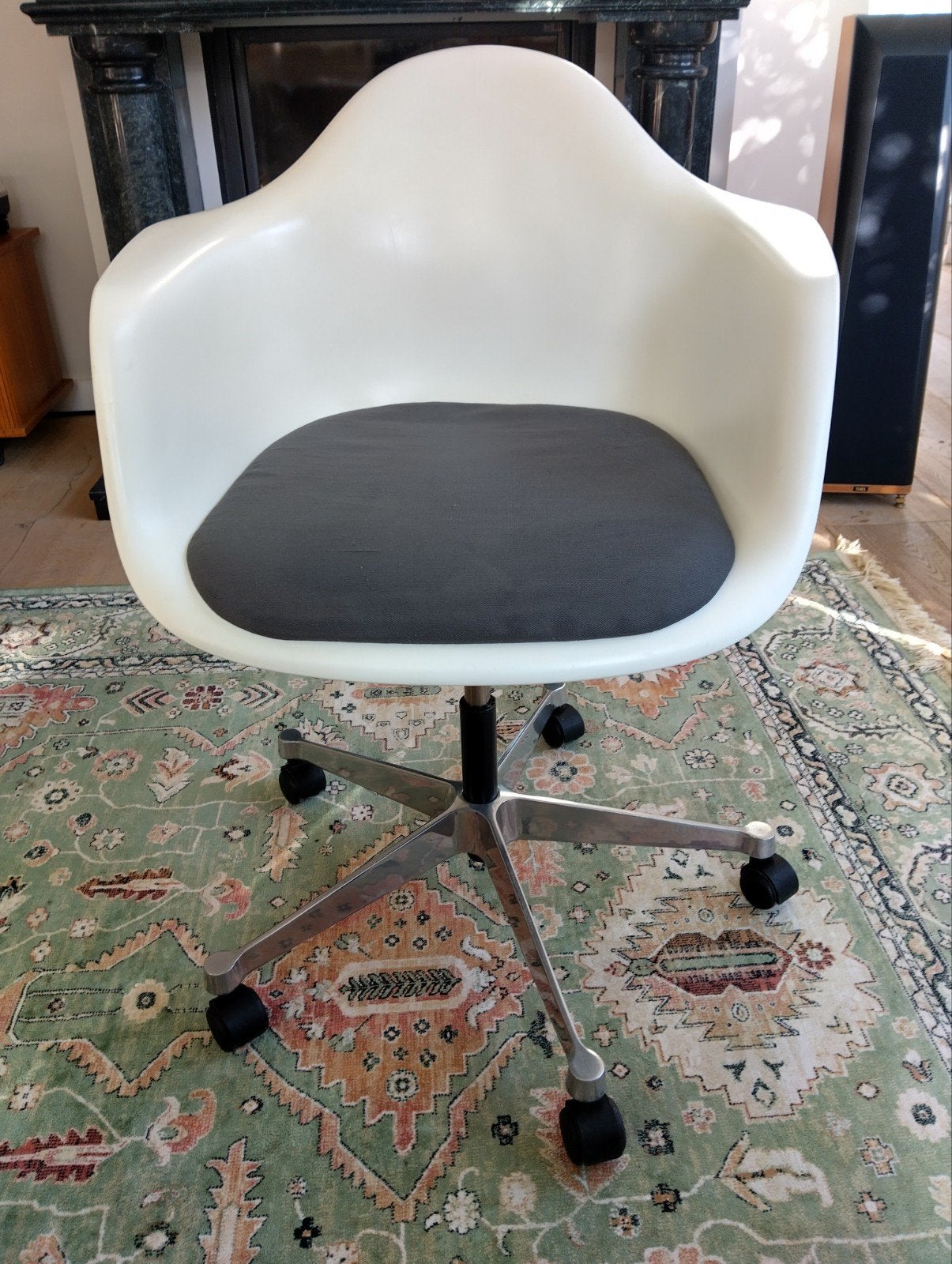 Vitra Eames Plastic Armchair PACC - Wit met grijs kussen, Ophalen, Gebruikt, Wit, Kunststof
