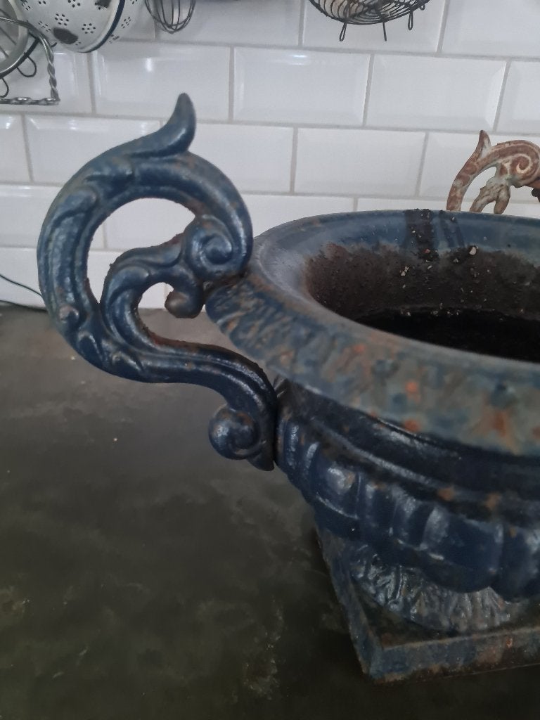 Gietijzeren tuinvaas met oren foto 1 t/m 4, Heikant 21 Kaatsheuvel, Gebruikt, Belle Vieille Brocante, Ophalen of Verzenden