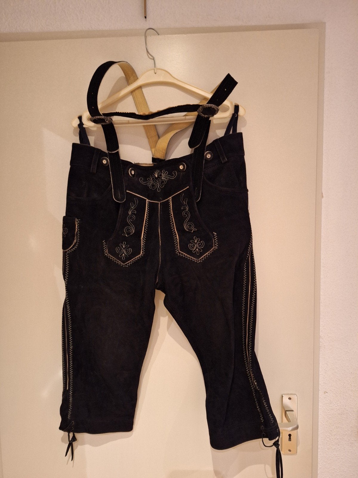 Lederhose zwart met borduursel, maat 48, Ophalen of Verzenden, Zo goed als nieuw, Maat 48/50 (M), Zwart