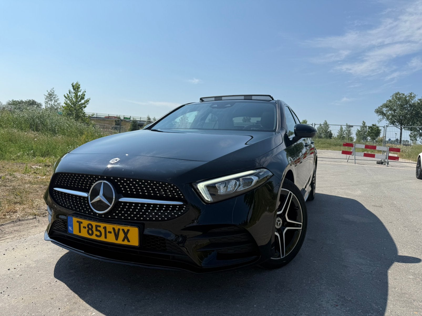 Mercedes-Benz A-Klasse A 250 e 161pk 2021 Zwart AMG, Auto's, Mercedes-Benz, Lane Keeping Assist, 4 cilinders, Alcantara, Zwart