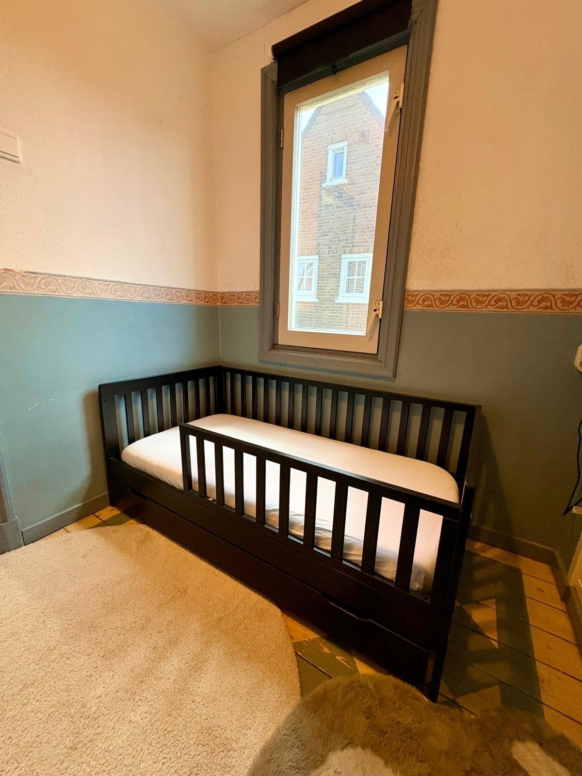 Petit Amélie Peuterbed met lade en matras - Zwart, Kinderen en Baby's, Kinderkamer | Bedden, Ophalen, 70 tot 85 cm, 140 tot 160 cm