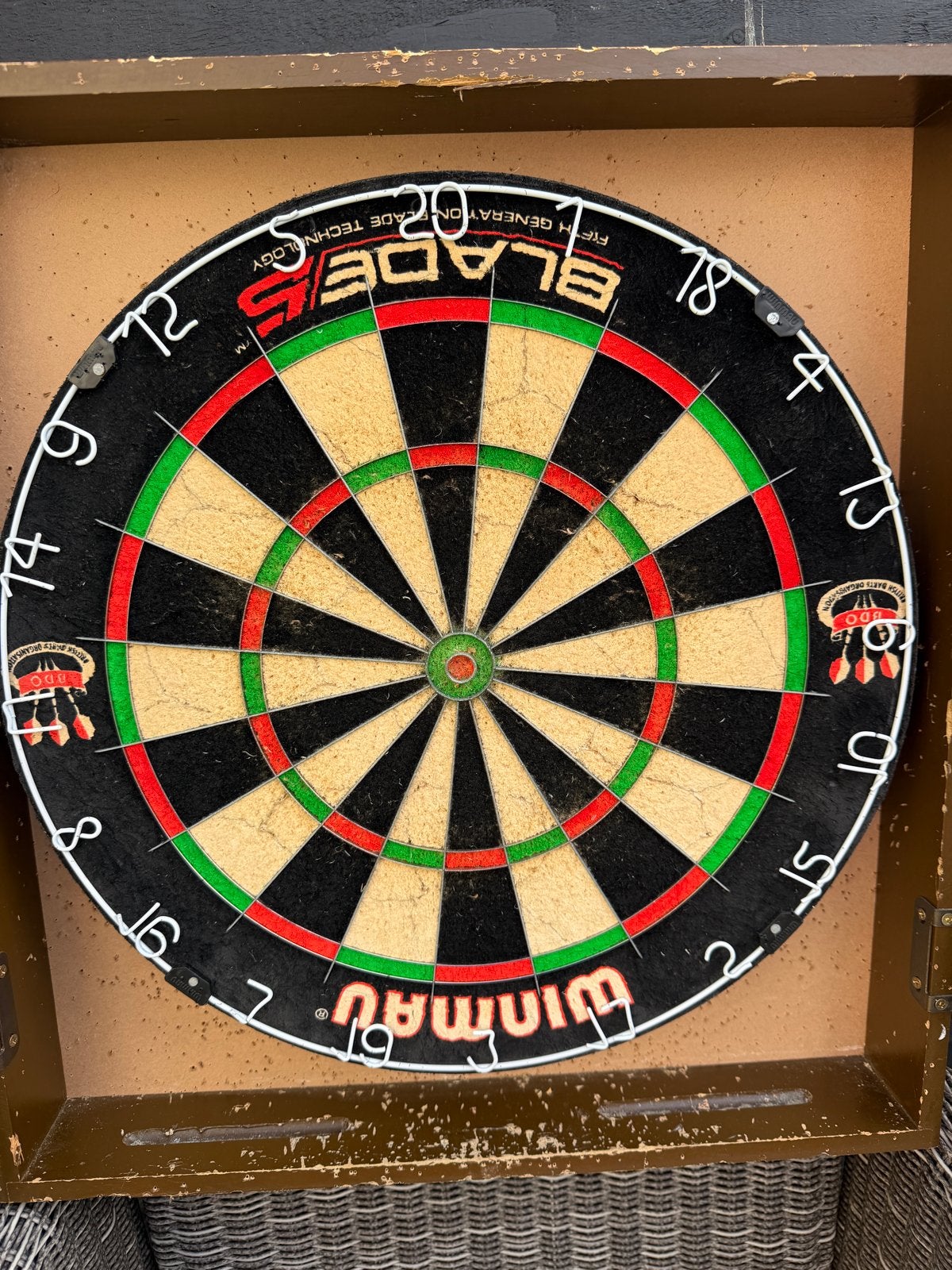 Dartbord met kast - Winmau Blade 5, Ophalen of Verzenden, Gebruikt, Dartbord met pijlen
