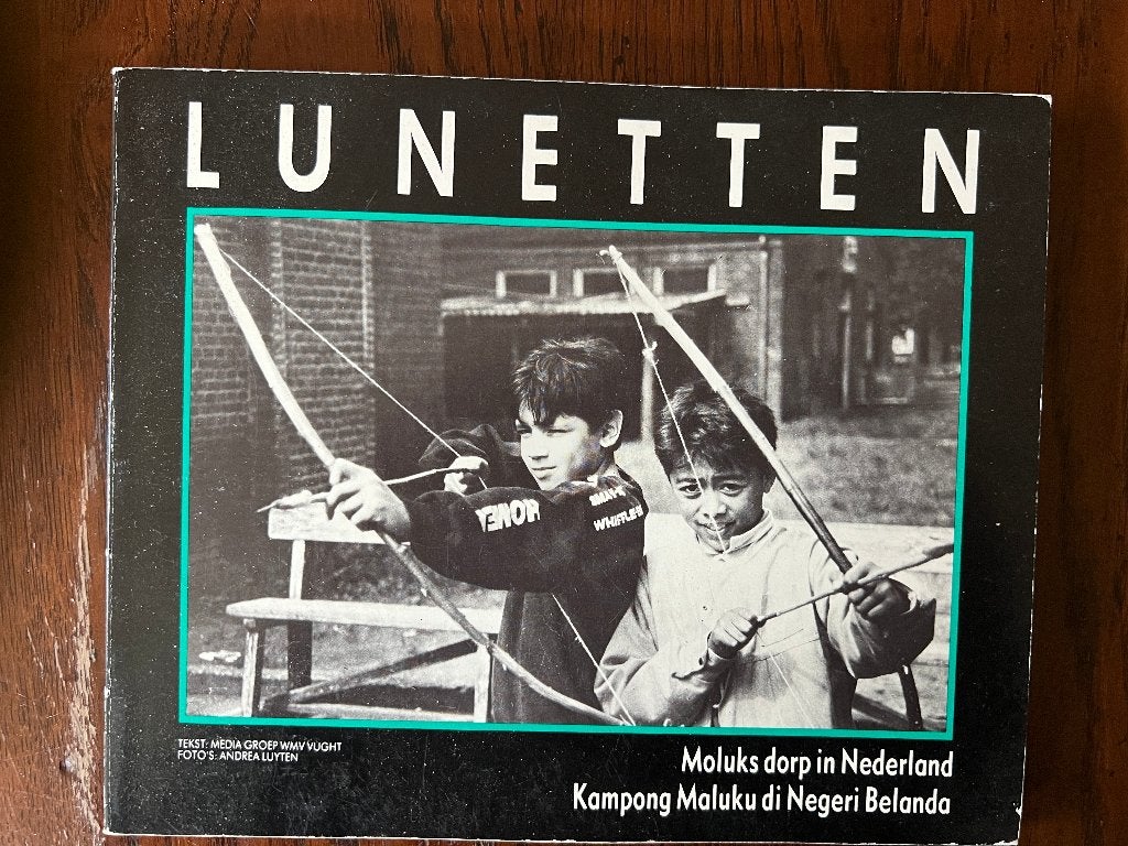 Lunetten Moluks dorp in Nederland Kampong Maluku di negeri B, 19e eeuw, Ophalen of Verzenden, Zo goed als nieuw, Mediagroep WMV Vught