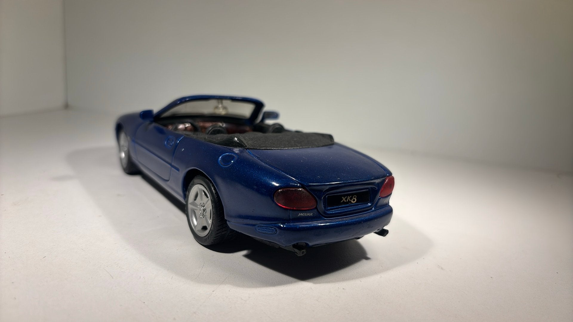 Jaguar xk8 maisto 1.24, Hobby en Vrije tijd, Modelauto's | 1:24, Maisto, Ophalen of Verzenden, A, A