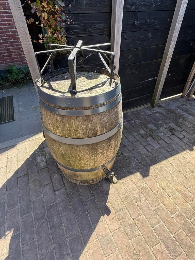 Wijnvat regenton met kraan en metalen standaard, Ophalen, Gebruikt