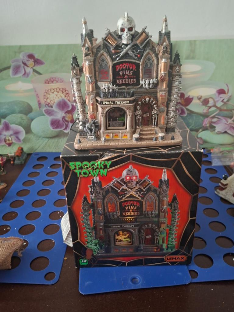 Lemax Spooky Town Dr. Pins & Needles - Halloween Decoratie, Ophalen of Verzenden, Zo goed als nieuw