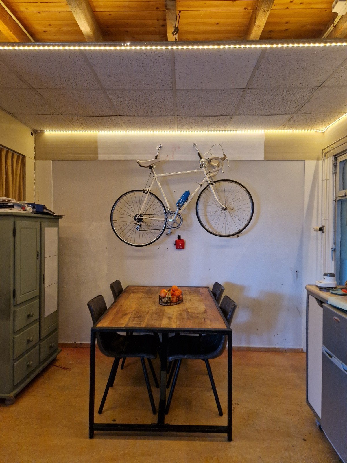 Industriële eettafel met stoelen en bijpassende kast, Gebruikt, 100 tot 150 cm, 50 tot 100 cm, Vier personen
