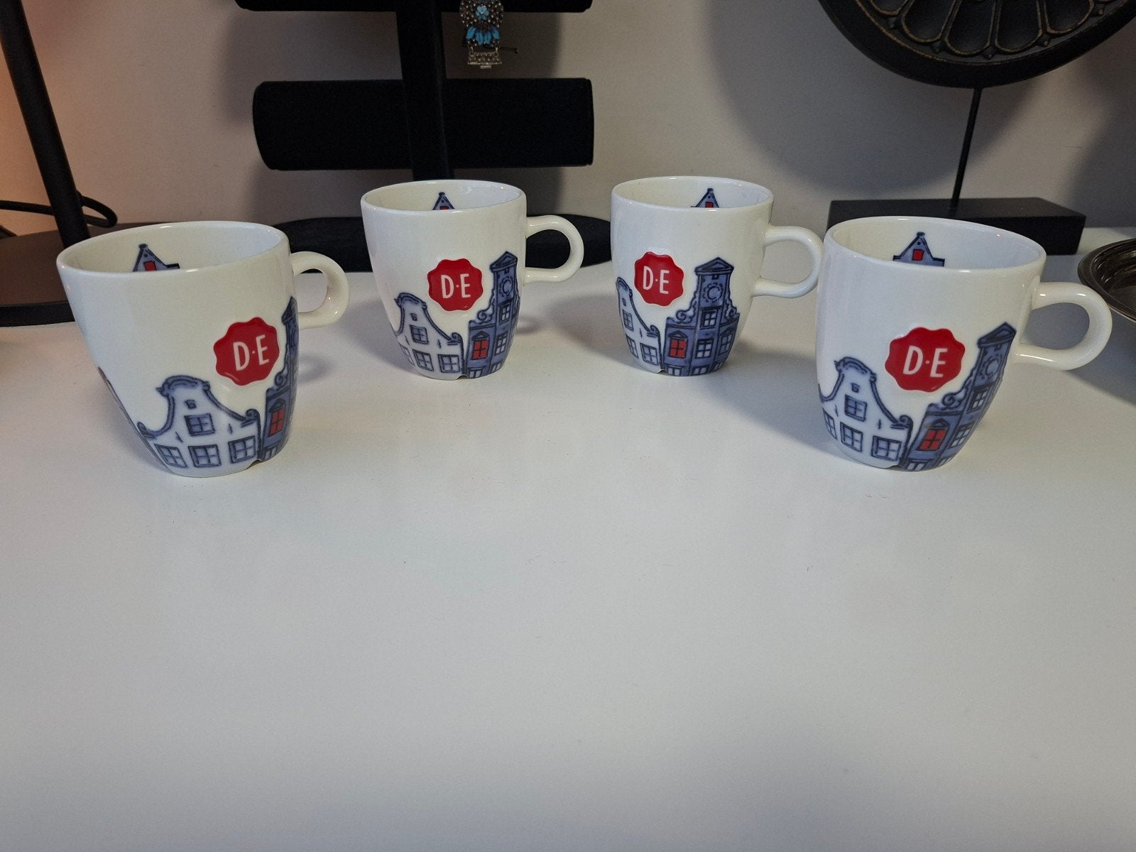 4 Douwe Egberts Mokken - Amsterdam Grachtenpandjes, Huis en Inrichting, Overige merken, Zo goed als nieuw, Overige stijlen, Mok