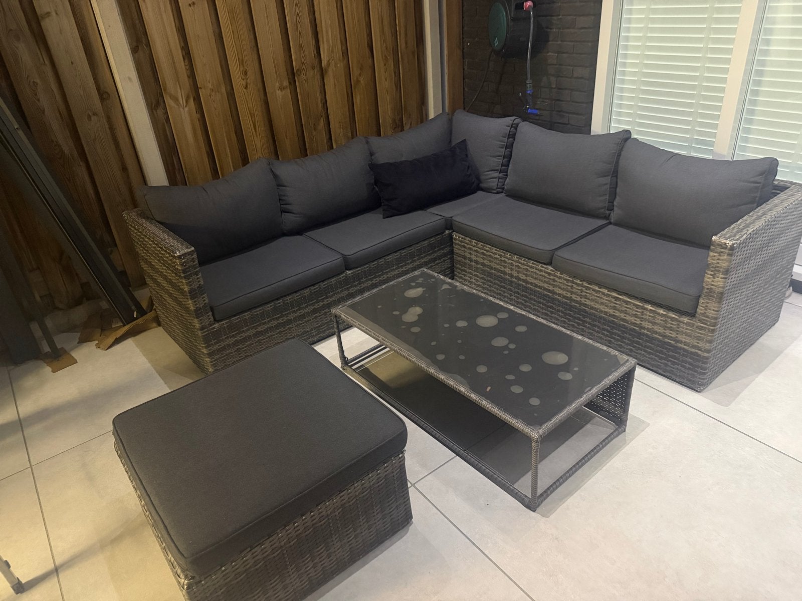 Wicker Loungeset met Salontafel en Hocker - Zo goed als nieu, 5 zitplaatsen, Ophalen of Verzenden, Zo goed als nieuw, Loungeset