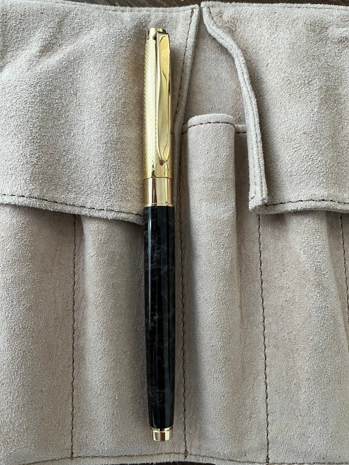 Pelikan Celebry P590 Fountain Pen – Agate Black – 14K Gold, Ophalen, Zo goed als nieuw, Vulpen, Overige merken