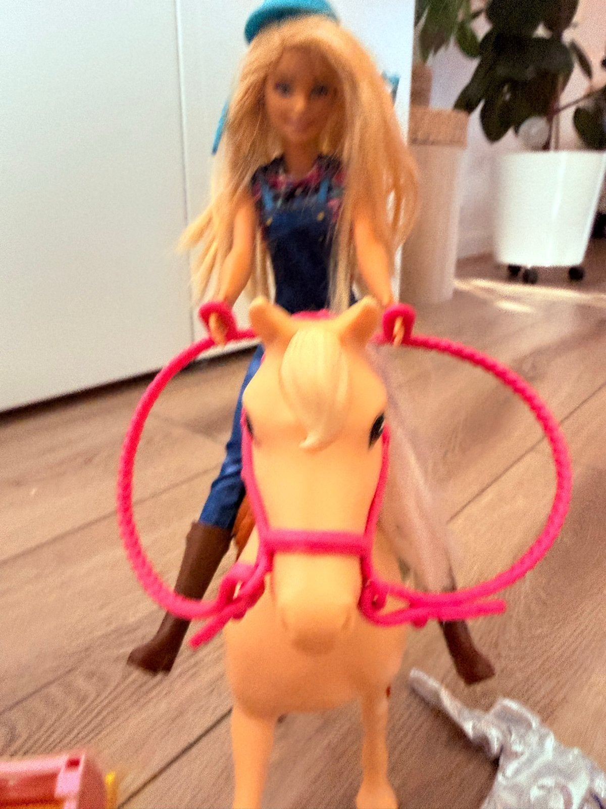 Barbie paardrijset met extra Barbie en accessoires, Kinderen en Baby's, Ophalen of Verzenden, Gebruikt, Barbie