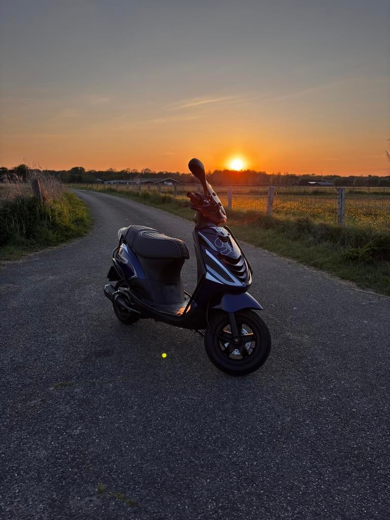 Full option Piaggio zip 4t E4, Fietsen en Brommers, Scooters | Piaggio, Ophalen, Maximaal 45 km/u, Zip, Zo goed als nieuw