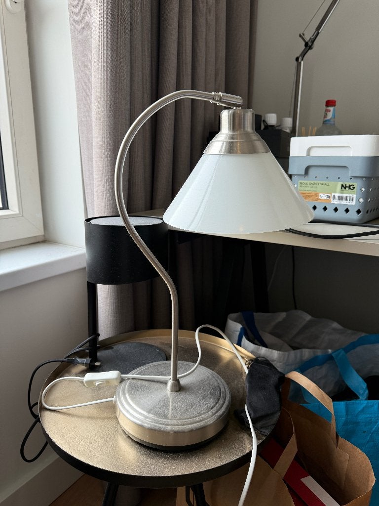 Sfeervolle IKEA Kroby tafellamp / bureaulamp (gebogen glas), Huis en Inrichting, Met schakelaar, E14 (klein), Wit, Zo goed als nieuw