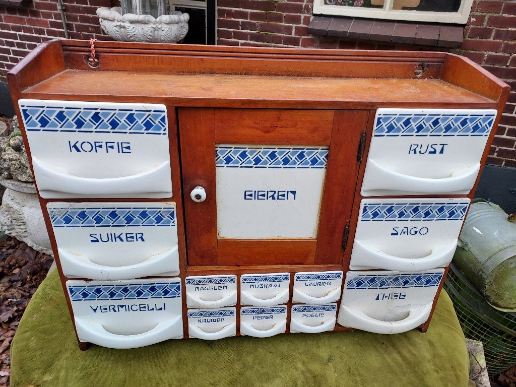 Antiek keuken kruidenkastje, Delftsblauw aardewerk laatjes., Ophalen