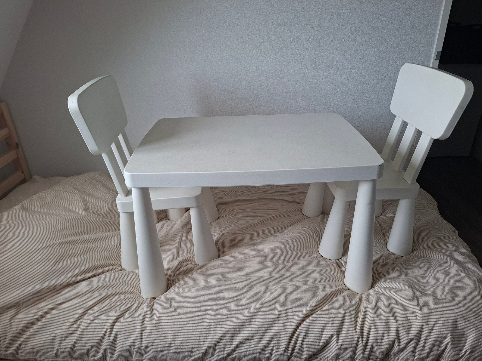 IKEA kinder tafel en 2 stoelen (wit), Ophalen, Zo goed als nieuw, Tafel(s) en Stoel(en)